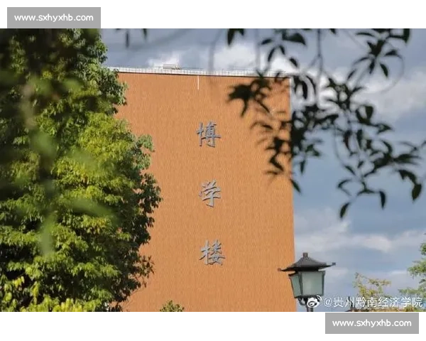 黄果遇榴花：绿茵场的春日交响